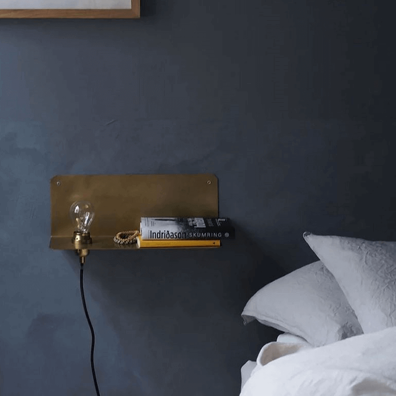 Tips på present till 45-åring: 90% wall light (lampa och nattduksbord)