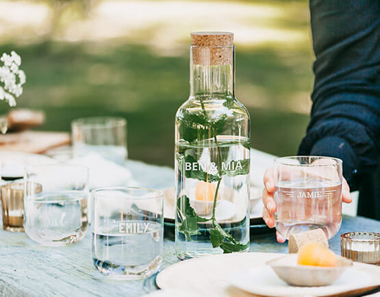 Glas med namn som present till fina sommarminnen