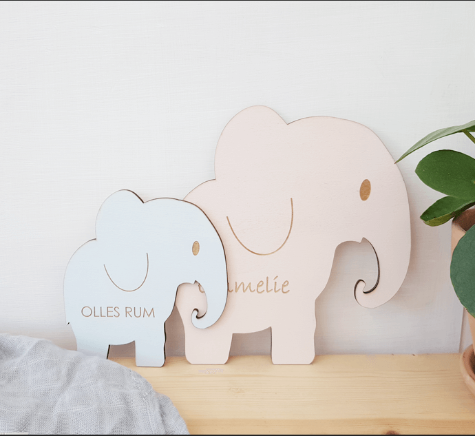 Doppresent som passar både pojke och flicka: En rumskylt (i bild: blå och rosa elefant)