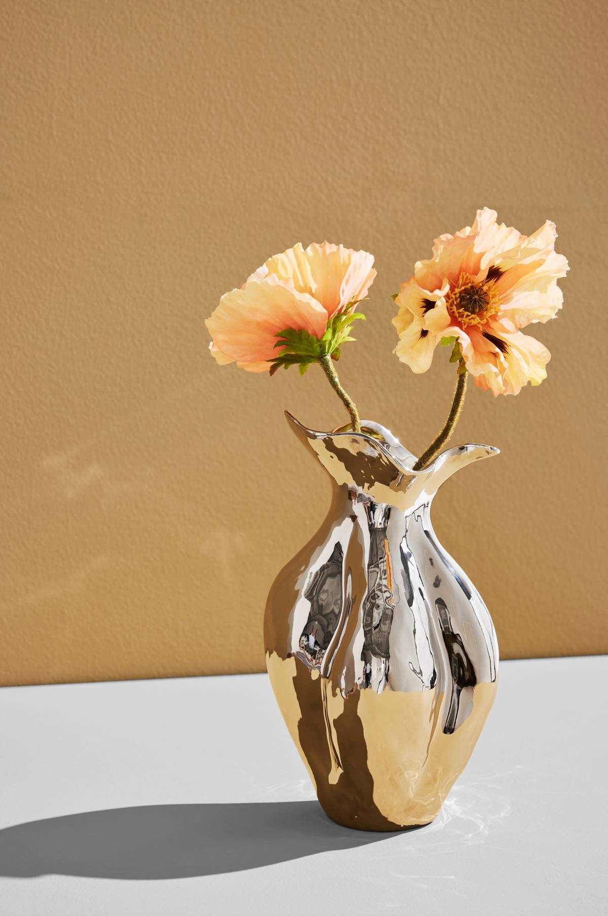 Pastill Daegu keramikvas med blank metallisk glasyr och blommor