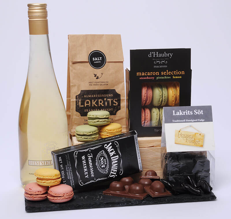 Presentkorg med macarons och andra delikatteser