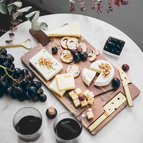 Ostbricka och unikt knivset