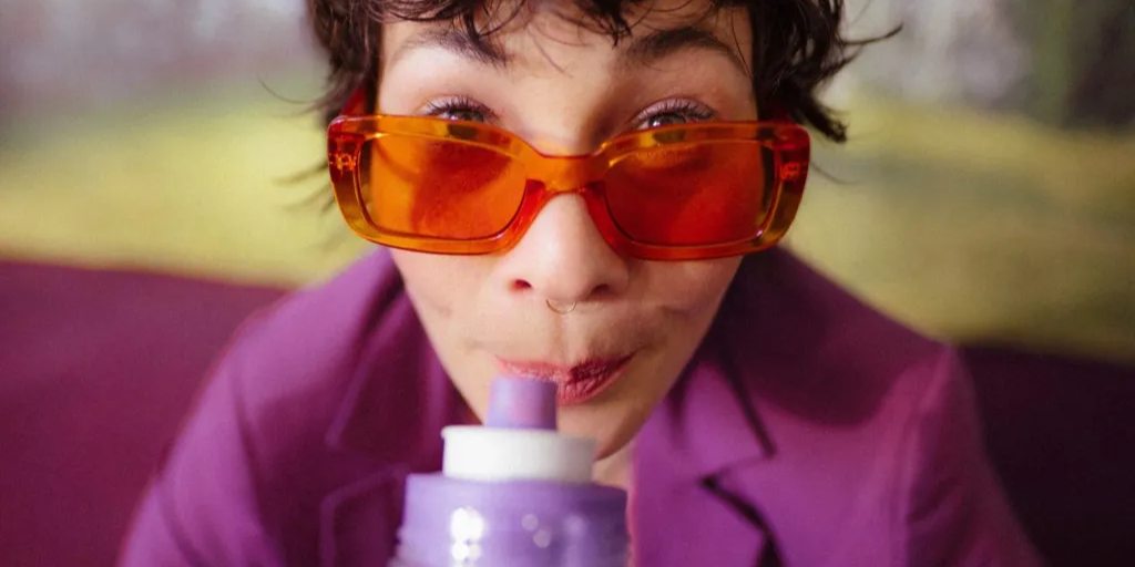 Kvinna som håller i en air up vattenflaska